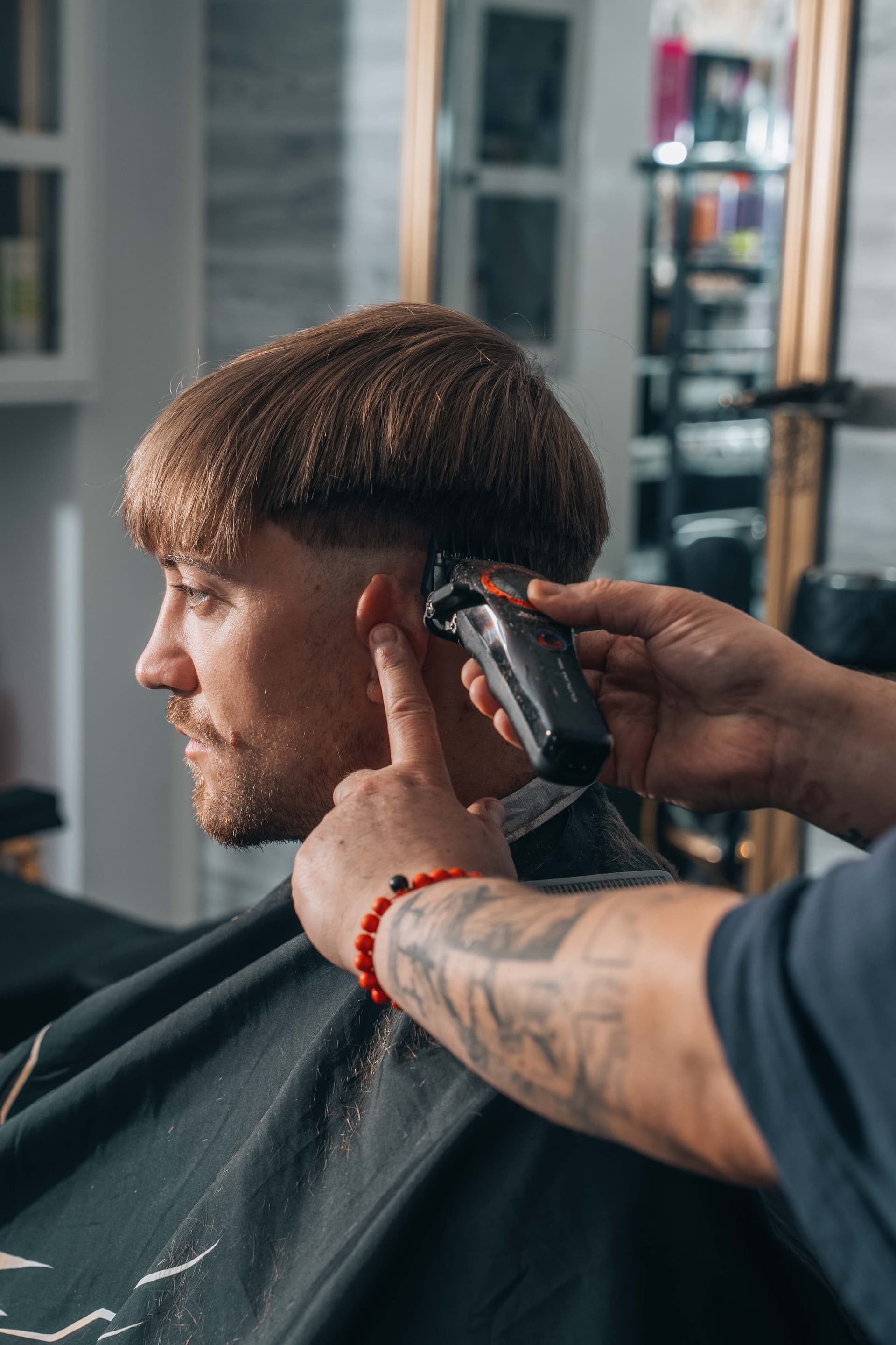 Professionell barberare klipper kund på Salong LaVie i Borås