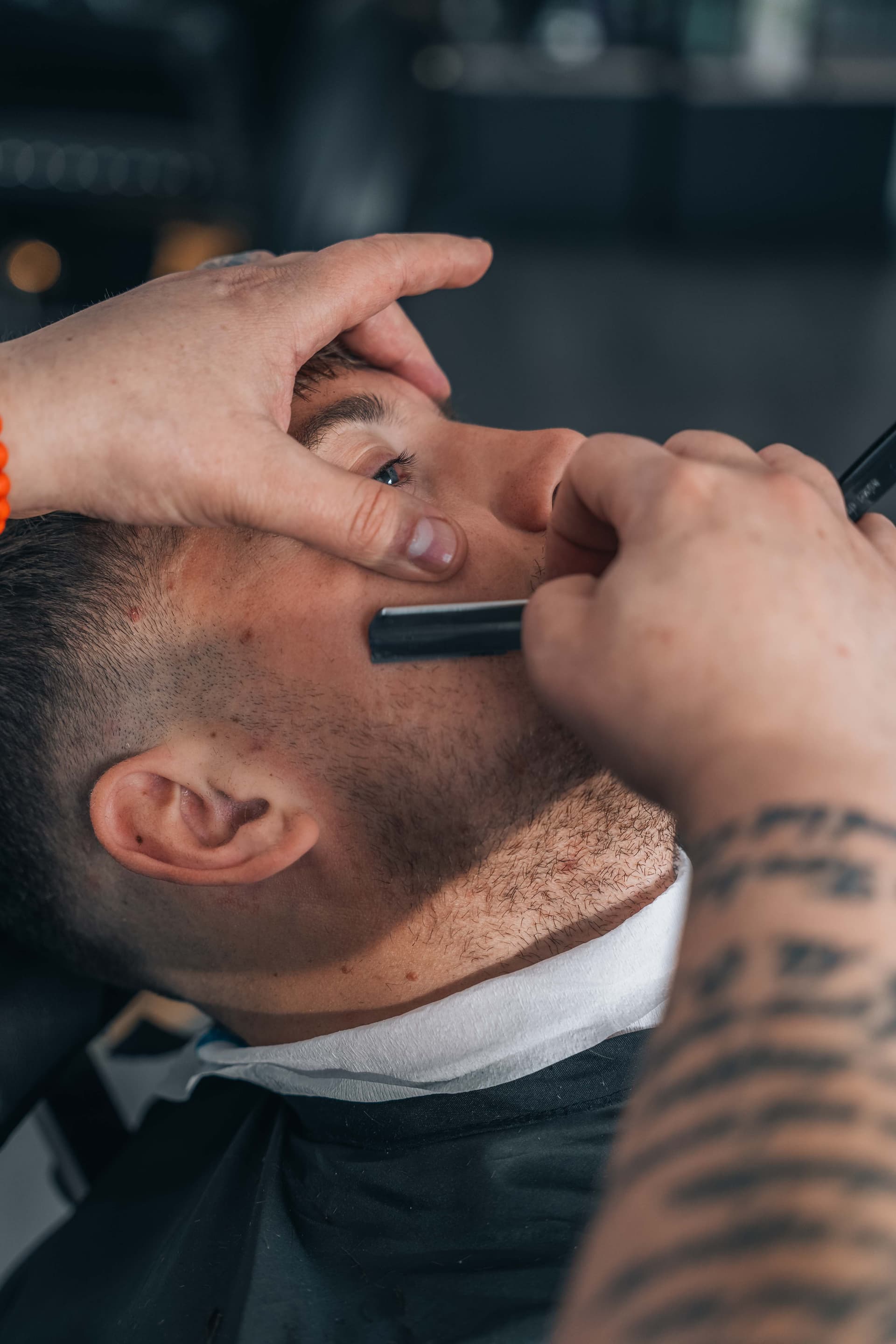 Skäggvård och trimning hos barberare i Borås